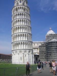 The leaning tower of Pisa-Linda is in the forground